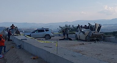 Tır rampaya çarptı, fırlayan mermerler minibüsü parçaladı: 1 ölü, 3 yaralı