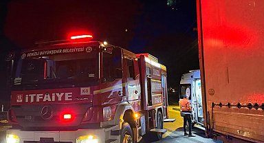 Tıra yandan çarpan otomobilde 1 kişi öldü, 1 kişi ağır yaralandı