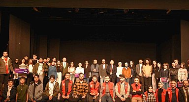 Tiyatro yarışmasında ipi Demir Ateşi göğüsledi