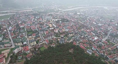 Tokat'ta toprak kayması nedeniyle 13 dairenin tahliye edildiği bölge dron ile görüntülendi