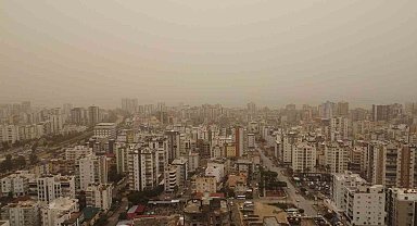 Toz çevreyi kapladı: Görüş mesafesi düştü, hava kızıla döndü