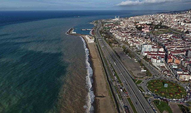 Trabzon'da sahil çamura bulandı