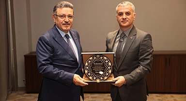 Trabzon'da Başkan Genç'e Yomra'dan teşekkür plaketi