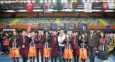 Trabzon'da halk oyunlarında çifte şampiyonluk