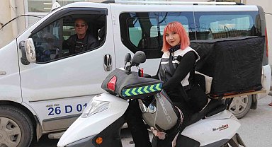 Trafikte karşılaştığı kadın kuryede sanki kaybettiği kızını gördü
