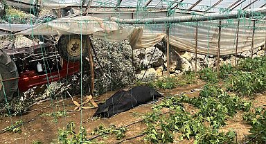 Traktör yol kenarındaki seraya devrildi: 1 ölü