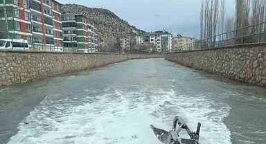 Traktörün suda gidişi ilgi çekti