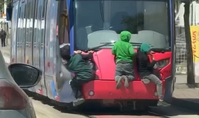 Tramvayın arkasına tutunan çocuklar yürekleri ağza getirdi