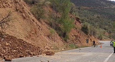 Tunceli'de yamaçtan kopan taş ve toprak kütlesi yola düştü
