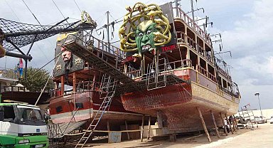 Turizm sezonu öncesi gezi tekneleri bakıma alındı
