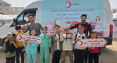 Türk Kızılay'dan çocuklara şekerleme ve tatlı ikramı