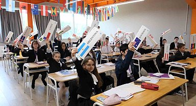 Türk ve Rus öğrenciler aynı masada