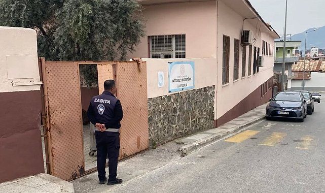 Türkiye'ye örnek olacak uygulama sürüyor: "Zabıta ekiplerinin okul nöbeti"