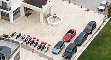 Tutuklu Başkan Yalım'ın sevgilisine aldığı milyonluk otomobil ve diğer araçlar, kayyım atanan otele getirildi