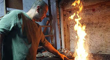 Üç kuşaktır ateşe ve örse hayat veren kalaycı ailesi mesleğin geleceğinden endişeli