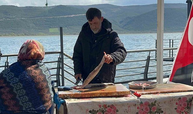 Ulubat Gölü'nde su çok olunca yakalanamayan turna sezonu pahalı açıldı