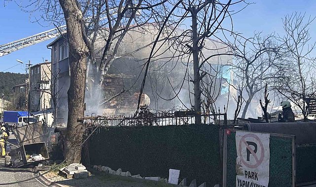 Ümraniye'de korkutan yangın: Hurdalık alan kullanılamaz hale geldi