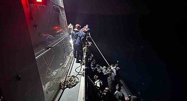Urla açıklarında lastik botta 21 kaçak göçmen yakalandı