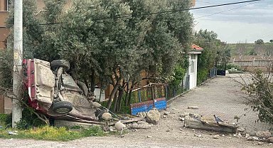 Uşak'ta otomobil evin bahçe duvarına çarptı: 1 ölü, 1 yaralı