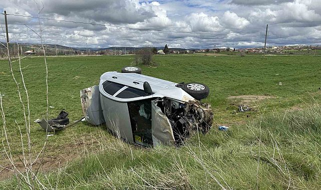 Uşak'ta otomobil tarlaya devrildi: 4 kişi yaralandı