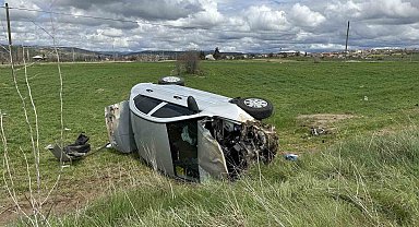 Uşak'ta otomobil tarlaya devrildi: 4 kişi yaralandı