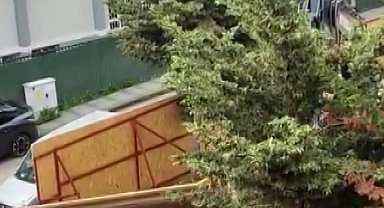 Üsküdar Belediyesi'nin ruhsat verdiği inşaat alanında ağaçlar kesildi