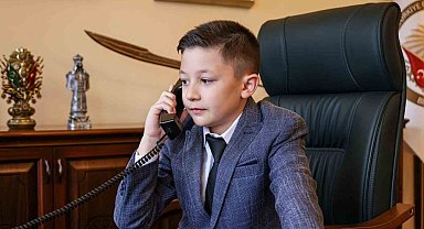 Vali Sözer, 23 Nisan'da makamını minik Yiğit'e devretti.