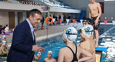 Vali Sözer kapalı yüzme havuzunda sporcularla bir araya geldi