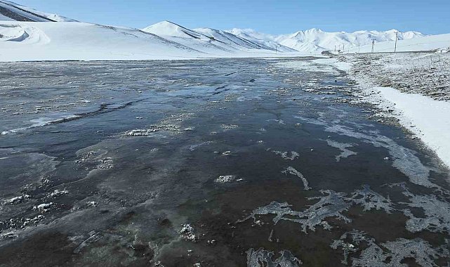 Van'da dondurucu soğuklar: Kar yağışı sonrası dereler buz tuttu