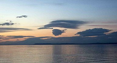 Van'da eşsiz manzara: Gökyüzündeki insan silüeti gölle bütünleşti