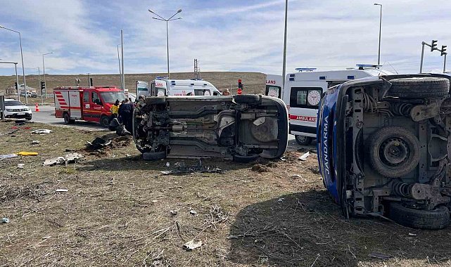 Van'da zincirleme kaza: 4'ü askeri personel 6 yaralı