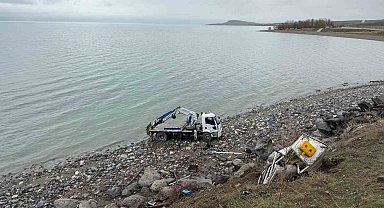 VASKİ'ye ait vinç kaza yaptı: 1 yaralı