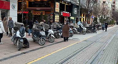 Vatandaş hatalı park edilen kurye motosikletlerinden rahatsız