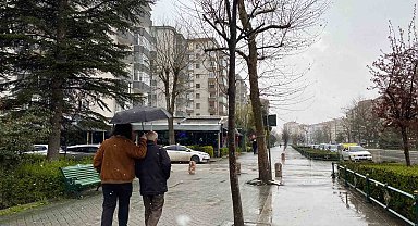 Vatandaşlar karla karışı yağmura hazırlıksız yakalandı