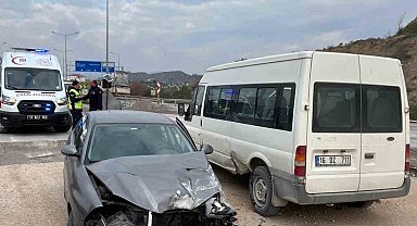 Virajı alamayan otomobil park halindeki araca çarptı: 3 yaralı