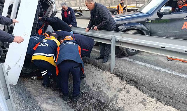 Virajı alamayan tır bariyerlere saplandı: Sürücü yaralandı