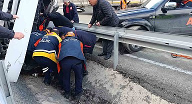 Virajı alamayan tır bariyerlere saplandı: Sürücü yaralandı