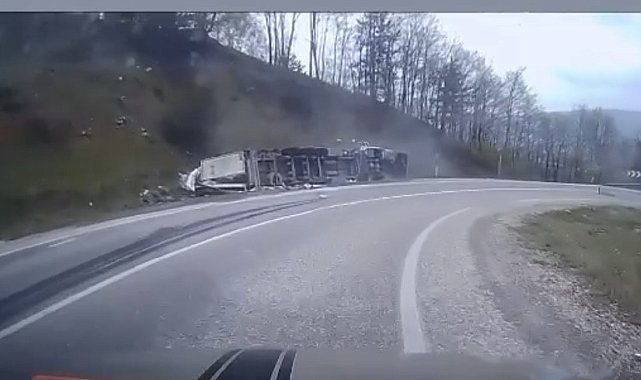 Virajı alamayan tır devrildi, sürücü yaralandı: Kaza anı kamerada