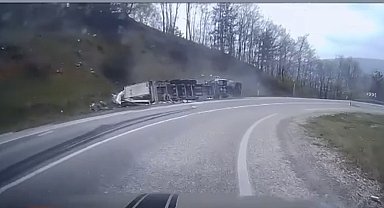 Virajı alamayan tır devrildi, sürücü yaralandı: Kaza anı kamerada