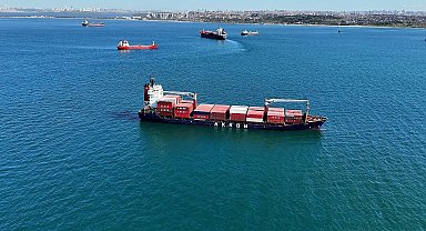 Yalılara metreler kala karaya oturan gemi havadan görüntülendi