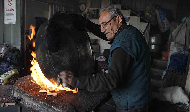 Yarım asırdan fazla süredir bakıra hayat veriyor: 73 yaşında mesleğini aşkla yapıyor