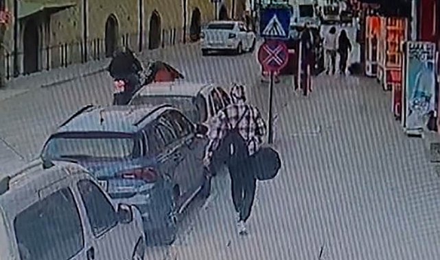 Yaya geçidinde karşıya geçen kadın, motosikletin çarpmasıyla yaralandı