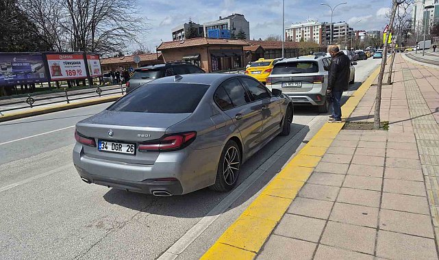 Yaya geçidinin önünde maddi hasarlı kaza