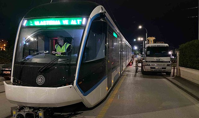 Yeni tramvayların sonuncusu raylara indirildi