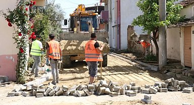 Yenipazar'da bozulan ve yıpranan parke taşları yenileniyor