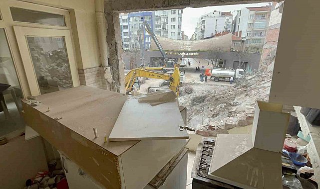 Yıkılmaya çalışılan bina sebebi ile zarar görenler artıyor