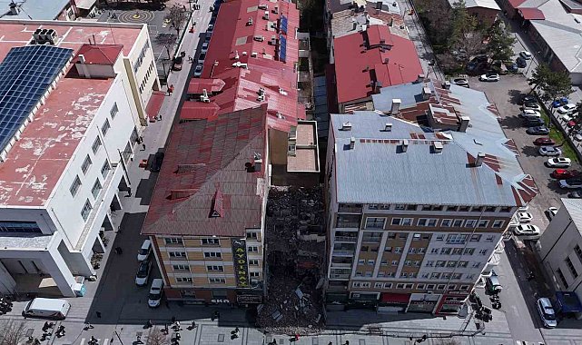 Yıkım esnasında zarar görüp tahliye edilmişti, tehlike saçmaya devam ediyor