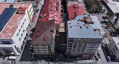 Yıkım esnasında zarar görüp tahliye edilmişti, tehlike saçmaya devam ediyor