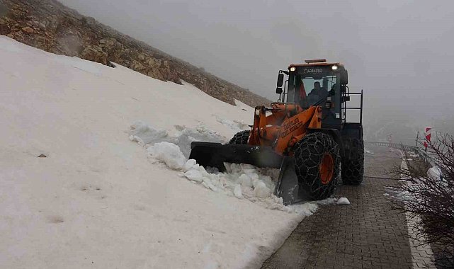 Yoğun kar nedeniyle kapalı olan Nemrut Dağı yolu açılıyor
