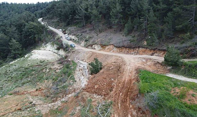 Yol çöktü, mahalleli 3 aydır tarlasına yürüyerek gidiyor